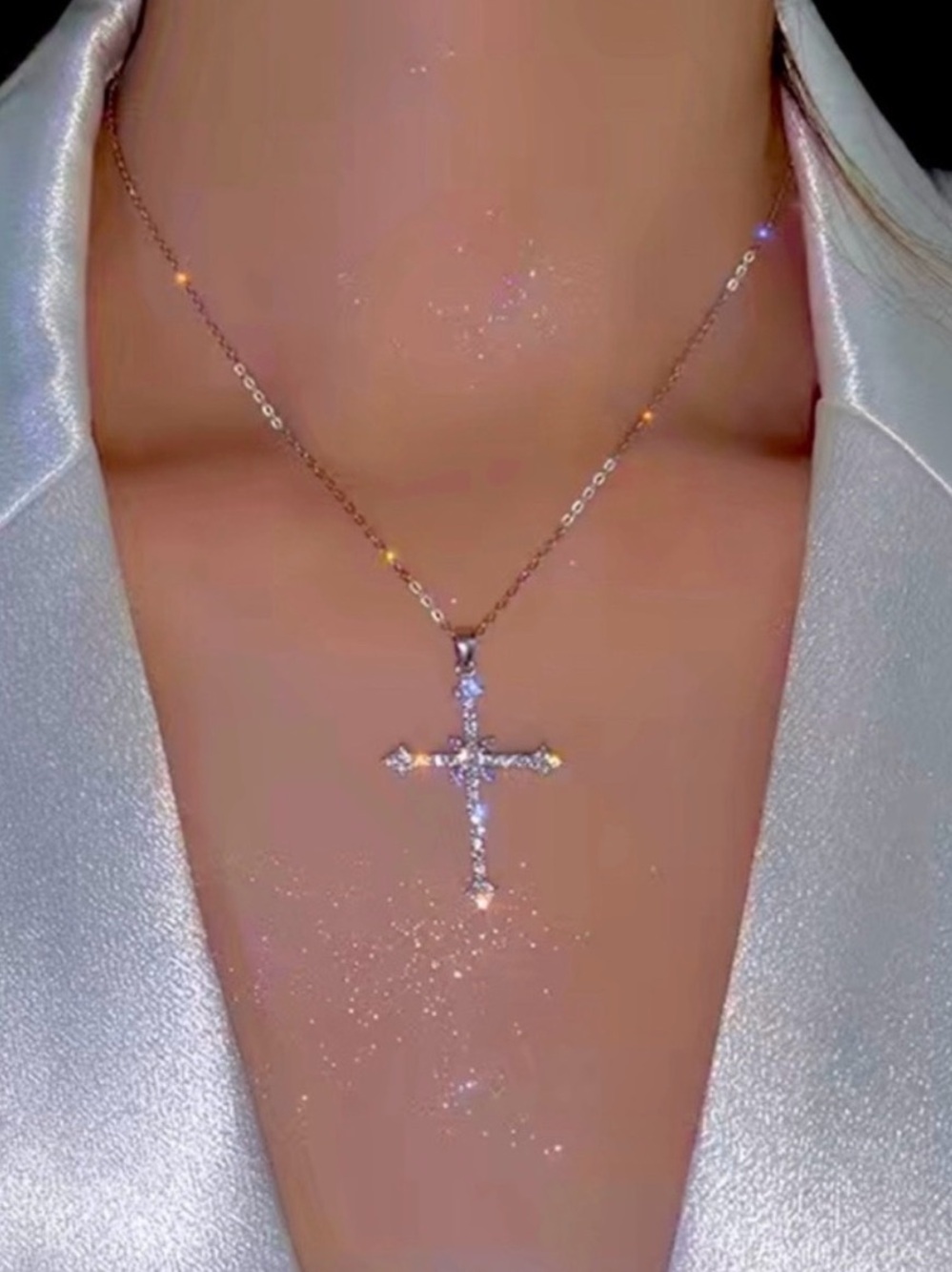 Women'a NWT Elegant Silver Cross Necklace